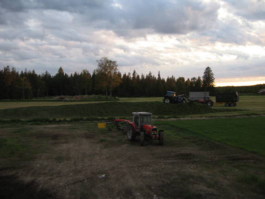 Rehuauma
Edessä MF 3080 ja karhotin, aumalla Valtra N101. Taustalla NH TM 155 ja MF 7465 kärryjen kanssa. Tuo auma kasvoo tuosta viä noin kaksinkertaaseksi. 
Avainsanat: Rehunteko Rehuauma