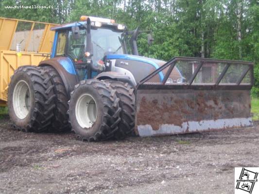 Valtra t190cr
valtra junan kanssa varikolla
