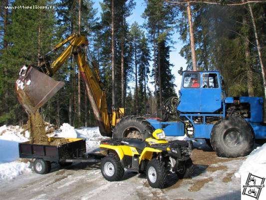 Pinomäki/James 610 sekä Polle 450
Liukkauden torjuntaa; oli hiekkakasa liian jäässä lapiolla irroitettavaksi, piti startata hiukan järeämpi lapio.
