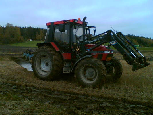 Case IH 4240 Pro
viimesiä kyntöjä keissillä tänä syksynä
Avainsanat: case ih 4240 pro mx 1998