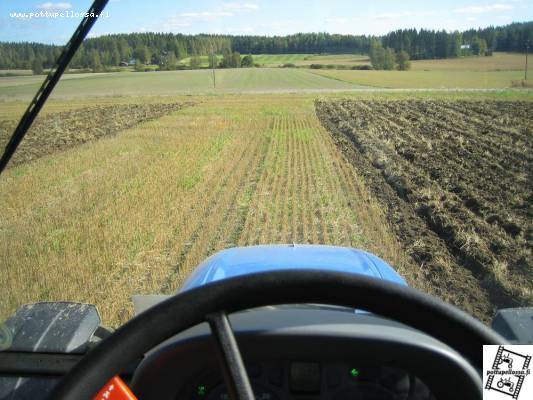 New Hollandin kopin näkymät
Hyvin näkee New Holland TL90A:n kopista eteensä. Perässä 3m kultivaattori...
Avainsanat: New Holland