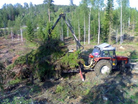 Ursus 1014 +patun kuormain ja tempo vaunu
Vaunussa veto pyörissä. Kuva öljytienvaressa uuden auto radan tekopaikassa
Avainsanat: ursus