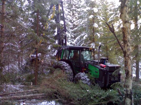 Valtra Forest 105x
Siinä sitten talven ensimäisiä hakkuita valtralla
Avainsanat: valta forest 105x