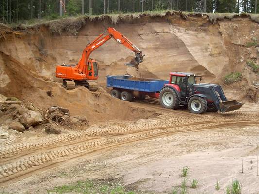 valtra t150cht ja maansiirtokärryt daewoo rinteessä
santaa ajeltiin lantalan pohjalle
Avainsanat: valtra daewoo t150