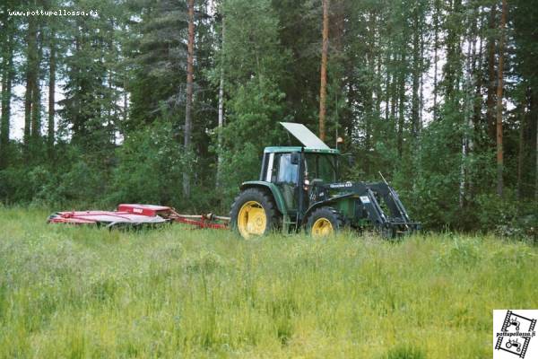 JD6310 & JF2800
Muutama kesä taaksepäin rehunteossa.
