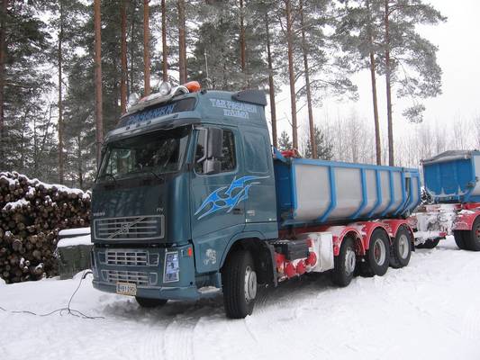 Volvo FH480
Tommosella tuuppailen maa-aineksia, kalkkia ja kesäisin asfalttia. Yhdistelmässä on puolipyöreät lavat kht:een automaattikasetti varustuksella.
Avainsanat: Volvo FH480 OlliP