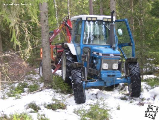 Metsähommia
Hyvin liikkuu voortti metsässä. Saisi vaan olla hieman korkeampi ja etuvedon kaapeli paremmin suojattu.
Avainsanat: ford 5610