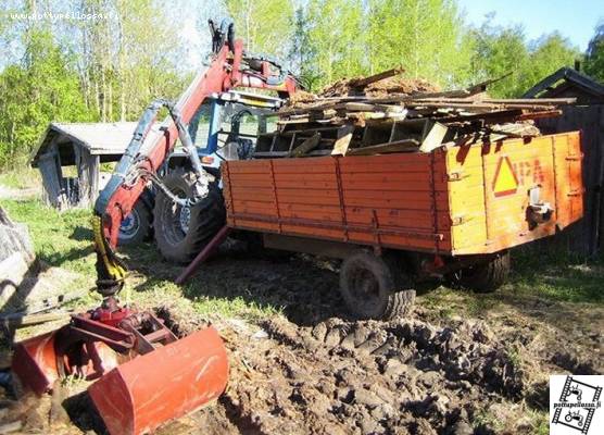 FORD 5610, Qucke620, HAKKI 3310H sekä vanha Kipan kärry
Kettutarhojen purkaushommia.
Avainsanat: Ford Hakki