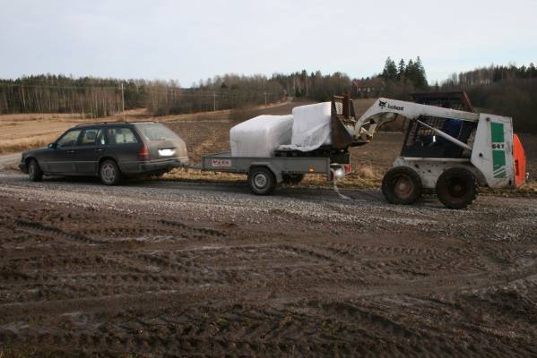 Heinäpaalien siirto
Mercedes Benz 300 & Bobcat 641 näillä siirrettiin heinäpaalit varasto paikasta hevostallin
Avainsanat: Heinäpaalien siirto MercedesBenz Bobcat