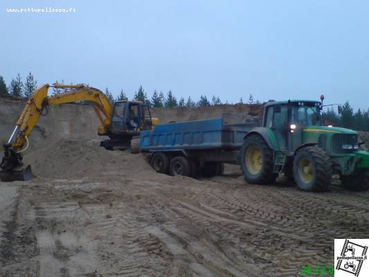 Jcb JS160lc + Jd 6620 ap
hiekan ajoa.
Avainsanat: jd 6620 jcb