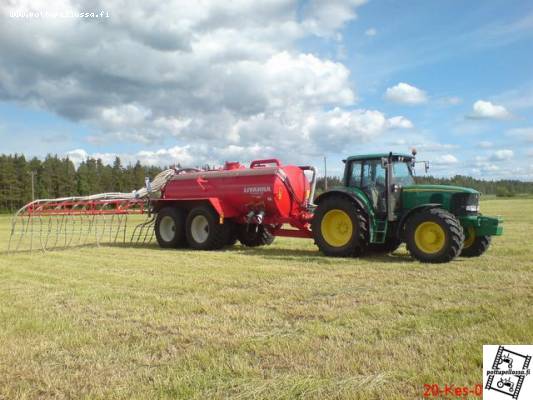 JD 6620 ja Livakka 14 m3
Tuossa olisi sitten seuraava urakka edessä, kun rehut on saatu ajettua.
Avainsanat: John Deere Livakka