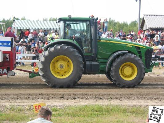 Vetovaunun pakittajana JD 8430
Deere väärässä päässä vaunua? Vai kuinka paljon tuommonen painaa ei taida mahtua 
8500kg luokkaan?
Avainsanat: 8430