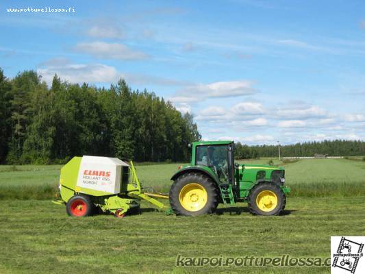 JD 6920s ja Claas 255 Nordic
Toista rehusatua korjaamassa
