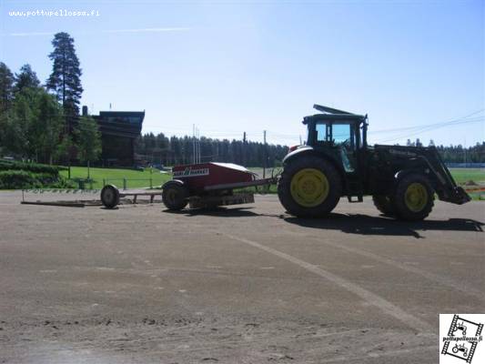 John Deere 6520 -02, perässä piikki- ja rengaslana 
Avainsanat: John Deere Lana