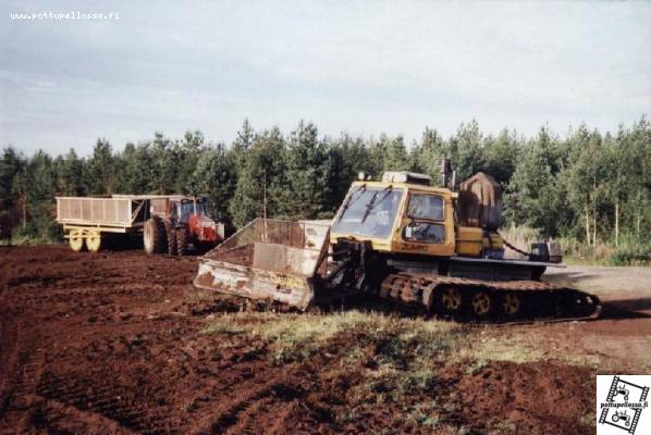 Valtra 8400 ja Jumbo
Kesä 2005 ja jyletnevalla ootellaan lastausporukan tuloa...
Avainsanat: Valtra jumbo