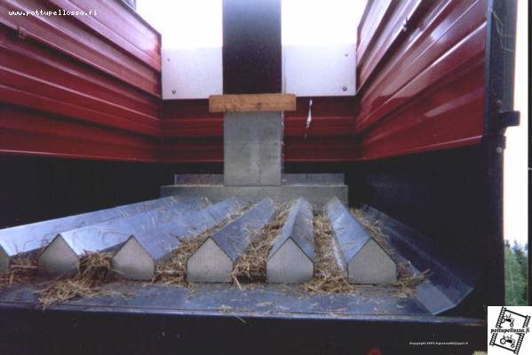 Heinäkuivuri
Viljan kuivaukseen tarkoitettu kärrinlavakuivuri (Sami) asennettuna JF-tuhti silppurivaunuun, jolloin saadaan n. 150 paalin kuivuri.
