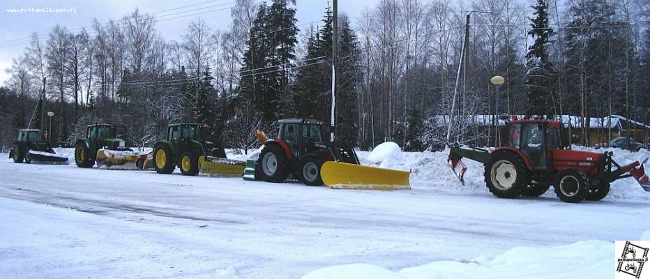 Kahvitauko
Auraushommissa tauko. Vasemmalta Voortti, 2xJonnu, Massikka ja Zetka.
Avainsanat: auraus lumityö