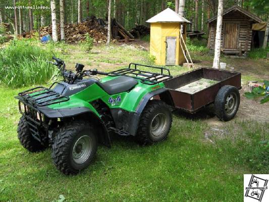 Kawasaki 300 ja kärry
Kärry on entinen ruohonleikkurin kärry mutta laitoja vahvistettu ja aisa on saabista niinkun renkaatkin.
Avainsanat: Kawasaki kawa