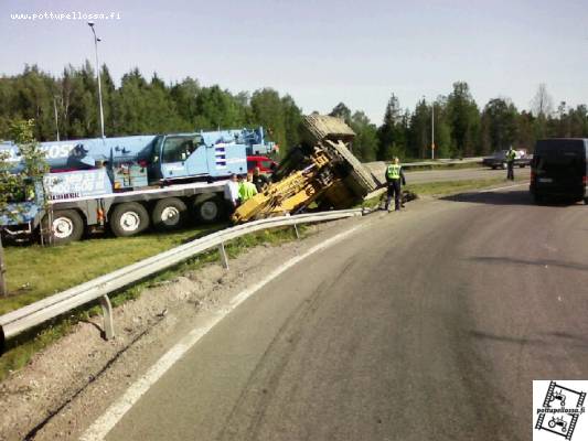 Kaivuri Kylellään
Tollasen bongasin tänä aamuna Kehä 1 rampissa. Koneen merkistä ja mallista ei havaintoa.
Avainsanat: kaivinkone