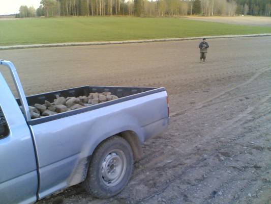 Kivien keruuta
Käy se kivien kerääminen kevyemmälläkin kalustolla :) 2wd bensahilux..
