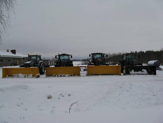 Valmet 8400, Valtra 8150, Valtra T170 ja Valtra 8450
Kolat pihamaalla. Tällä kalustolla liikutaan.
Avainsanat: rote