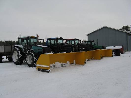 Valmet 8400, Valtra 8150, Valtra T170 ja Valtra 8450
Rote leveneviä 3 kpl ja yksi pyöräkoneeseen tehty levenevä. Kaikki neli metrisiä.
Avainsanat: rote