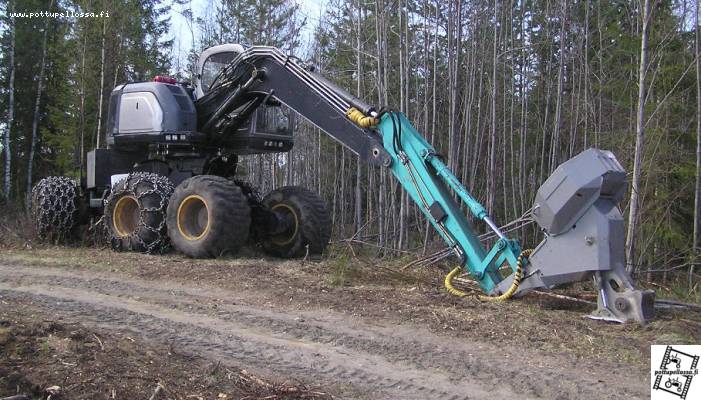 Pottitaimikone
Tommonen tuli vastaan erään tien varressa. Jonkun 8-pyöräisen mettäkoneen alustalle on istutettu tuo kaivurin ylävaunu ja puomin päähän on laitettu pottitaimien "istutustyökalu". Kone raapaisee pienen laikun ja istuttaa taimen siihen. Isot aukot oli tuolla istuttaneet.
Avainsanat: Istutus laikutus