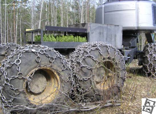 Pottitaimikone
Siinä kone takapäästä. Kantaa mukanaan jonkun verran taimia, josta ne "ladataan" istutuspäähän.
Avainsanat: Istutus laikutus