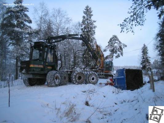 Kärryn nosto
Bruunetilla vedettiin samalla ku kaivurilla nostettiin pystyyn.
