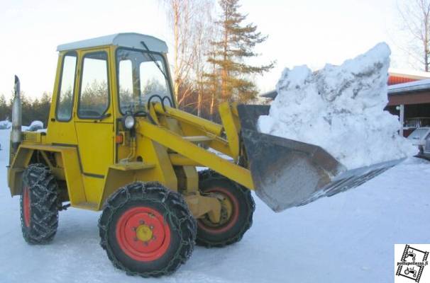 Kramer "kirppu"
Näppärä peli lumitäihin, nosta myäs kauhan täynnä esim soraa. 20 sek. ja vaihtuu haarapiikit.
nostaa n.1300-1400kg. Ainut vika, 4-pyärä ohjauksella kallita käytettynäkin n.10 000e
