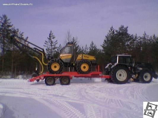 sampo 1046 kärryllä kohti uutta palstaa veturina T170
