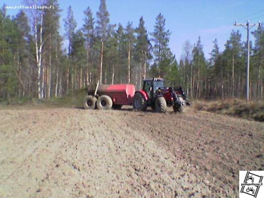 massikka 65 ja paskaruisku 12 kuutiota
pienviljelijä ruiskuttaa paskaa ja toivoo,että siemen itäisi roudassa.
Avainsanat: massikka