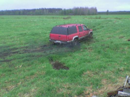 GMC suburban 1500
uusia renkaita testaamassa.kuvaajakin sai maistaa ruokamultaa.
Avainsanat: GMC