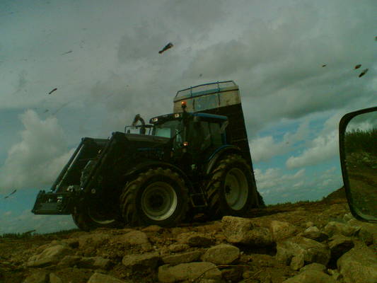 valtra t191 kippaamas maakuormaa
