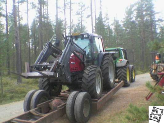 Valtra 6400 lähtee remonttiin. Veturina JD 6920S
