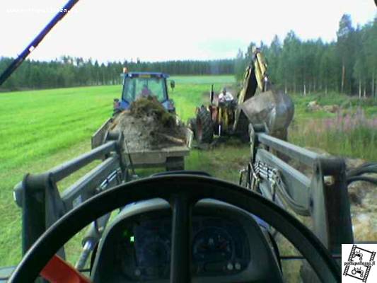 Piiriojien perkaus.
Nuffield 10/60 UkkoMestari, Ford 6640 "kottikärry" perässä ja kuva otettu NewHolland tsa:n hytistä
Avainsanat: nuffield ford newholland