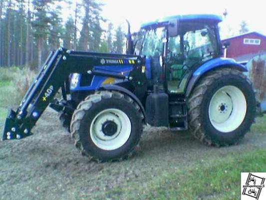 NewHolland TS115A
NewHolland TSA115 perässä pienoinen lietepönttö 6 kuution OKU ei paljon paina.
Avainsanat: NewHolland TS115A tsa