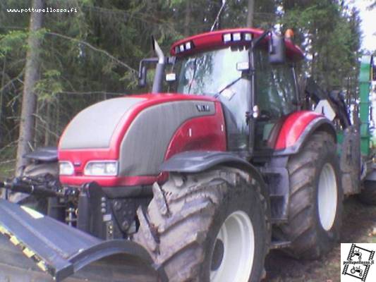 valtra s280 ja keslan hakkuri perässä
oli hakettamssa risuja tuossa lähellä
Avainsanat: s280