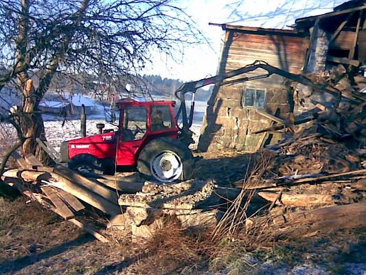 valmet 705 ja rkp
vanhan navetan purkua.
Avainsanat: valmet 705 rkp