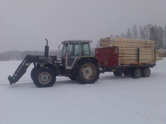 Ford 7810+ tuhti 
Lautoi hakees... liukasta meinas olla.. onneks ei ollu ku yks ylämäki matkan varrella
Avainsanat: Ford, 7810, silver,