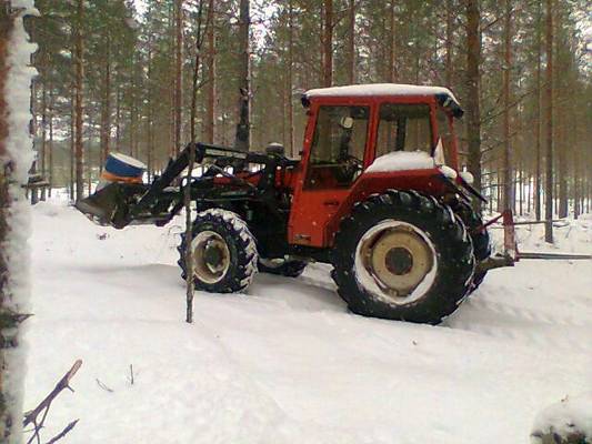 valmet605 viemässä öljyä 703:lle
valmetti viemässä polttoainetta toiselle vallulle.
Avainsanat: valmet 605 lieksa large1200l