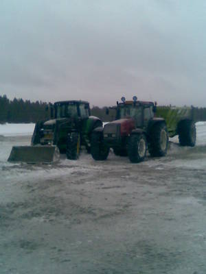 kalkinlevitys kalustoa
JD6520 ja Valtra Valmet 8450.... pahoittelen huonoa kuvan laatua..
Avainsanat: JD ja Valmeeri