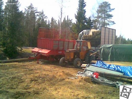 valmet 702
vanahus oottelee kevät töitten alkua, seisottuaan koko talven lietealtaan vieressä.
Avainsanat: valmet 702