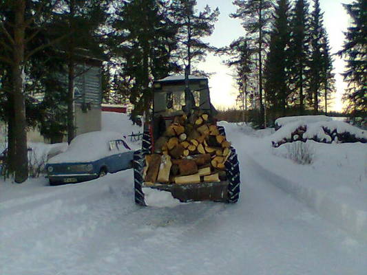 valmet605 ja puu kuorma
vallu ja puu kuorma ja taustalla lada "talviunilla"
Avainsanat: lada1200l valmet605 large1200l lieksa