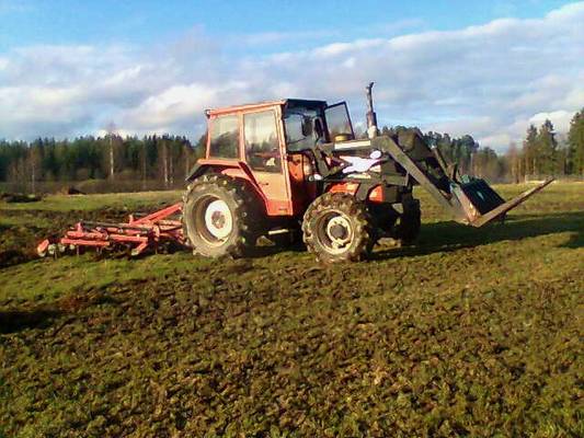 valmet 605 
valmetti levittämässä lanta kasoja pellolla.
Avainsanat: valmet 605 lieksa large1200l