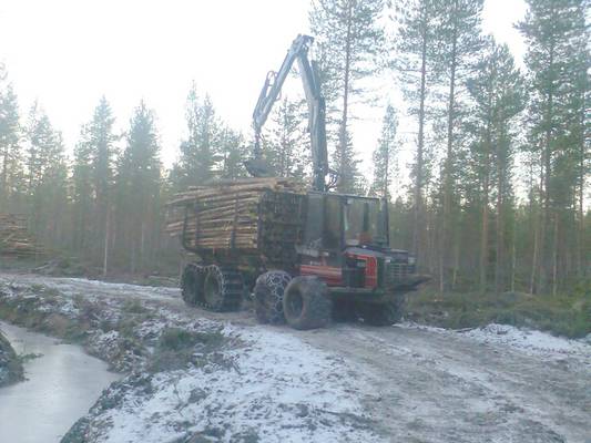 828 ja pöllikuorma
ei kait se paljo esittelyjä kaipaa..
Avainsanat: 828