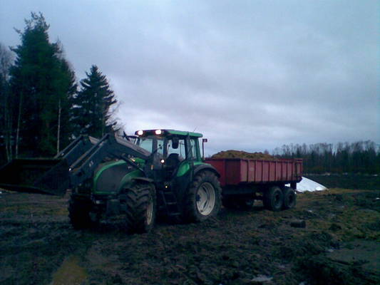 Valtra T160  ja hyväkoneen kärri.
rehun hakua.
Avainsanat: valtra hyväkone