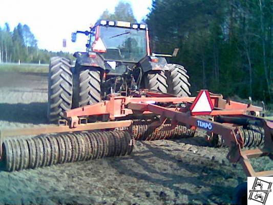 Valtra 6850 + 6m tempo
jyräämässä
