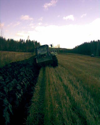 Jontikka vähä painu.
Senverta oli pehmosta ettei omin avuin päässy pois, tai ei viittiny es yrittää ku toine kone 20 metrin päässä. Ja malli oli 6320.
Avainsanat: JD 6320 fiskars