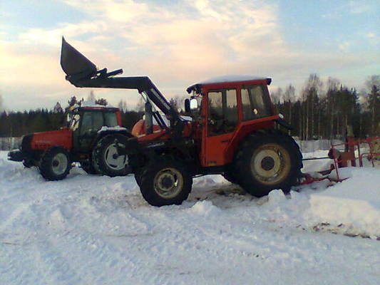 valmet605 ja valtra6550+tempo11m
valmetti omassa  perinteisessä työssään eli pumppaamassa P*****.
Avainsanat: valtra6550 tempo pomo valmet605 lieksa large1200l